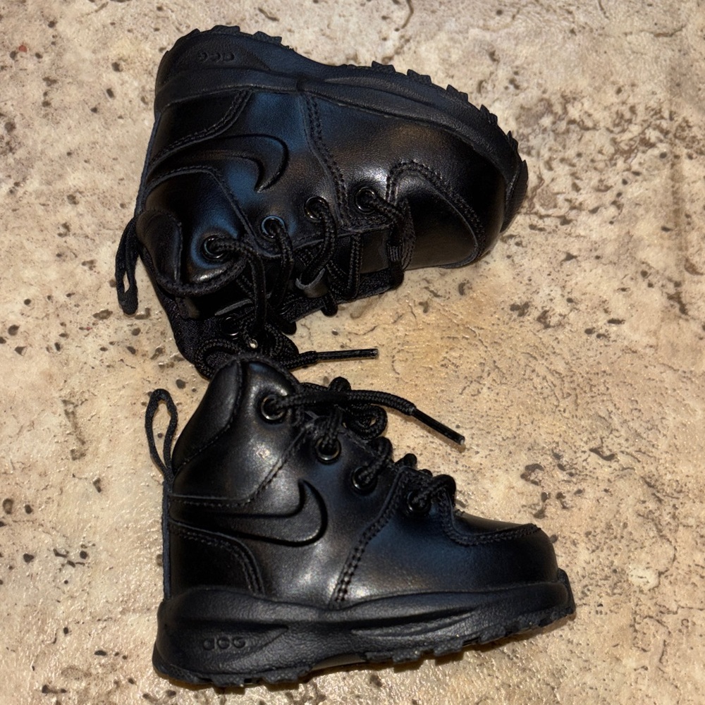 Nike Kids Manoa LTR Boots in Black - Picture 8 of 10